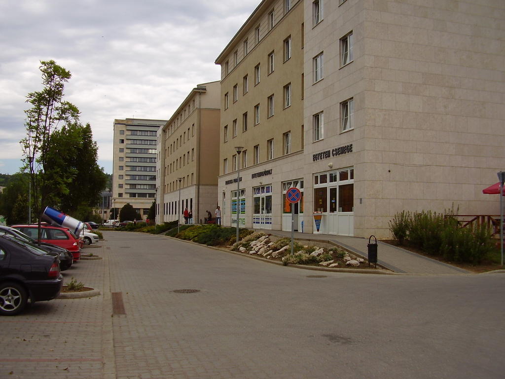 Uni-Hotel Diakotthon Miskolc Buitenkant foto
